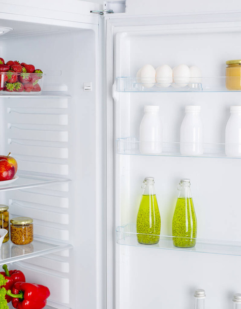 Открытый холодильник, полный свежих фруктов и овощей, здоровый пищевой фон, органическое питание, здравоохранение, концепция диеты
 - Фото, изображение