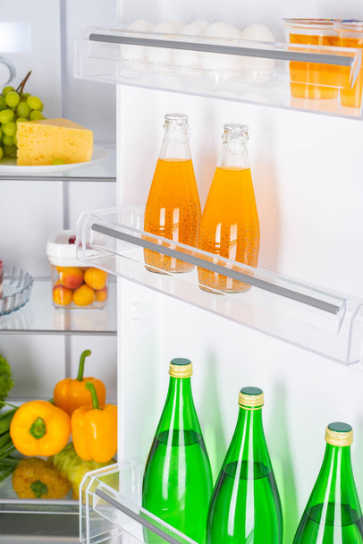 Nyissa meg a hűtő tele friss gyümölcsök és zöldségek, egészséges élelmiszer-háttér, bio táplálkozás, egészségügyi, diéta fogalma - Fotó, kép