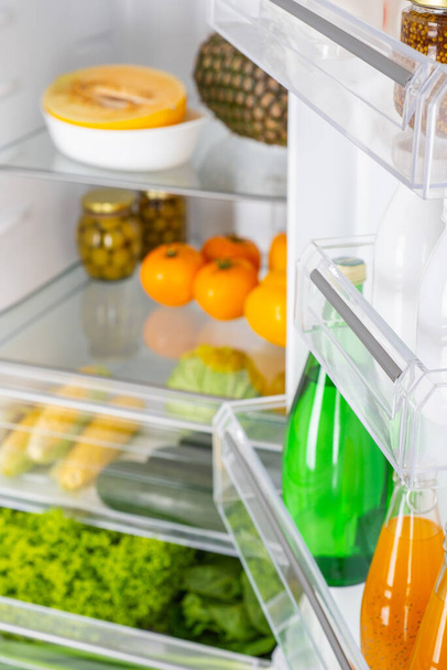 offener Kühlschrank voller frischem Obst und Gemüse, gesunde Ernährung, biologische Ernährung, Gesundheitsfürsorge, Diätkonzept - Foto, Bild