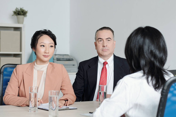 Gestionnaire des ressources humaines sérieux et PDG de l'entreprise parler au candidat à l'entrevue d'emploi - Photo, image