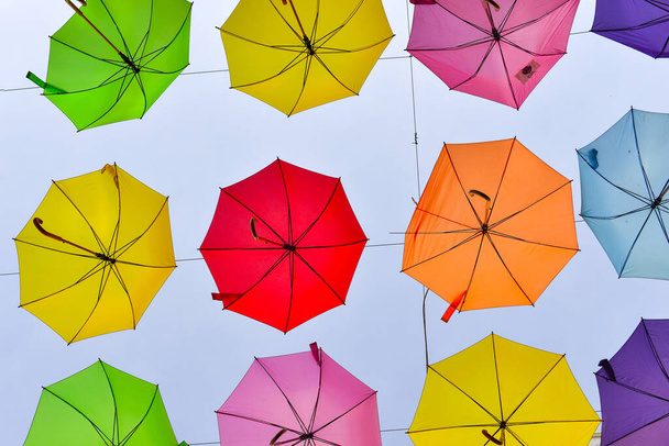 paraguas de color colgado en las calles de la ciudad - Foto, imagen