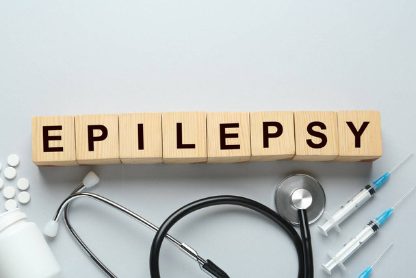 Composición plana con palabra Epilepsia sobre fondo gris claro - Foto, Imagen