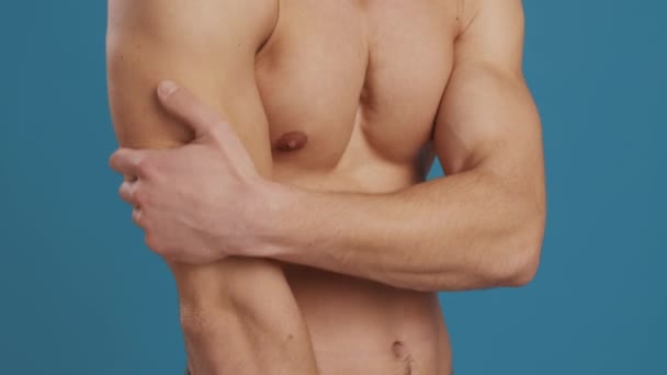 Verzögerter Muskelkater, Nahaufnahme eines jungen muskulösen Kerls, der seinen schmerzenden Arm massiert und unter Schmerzen leidet - Filmmaterial, Video