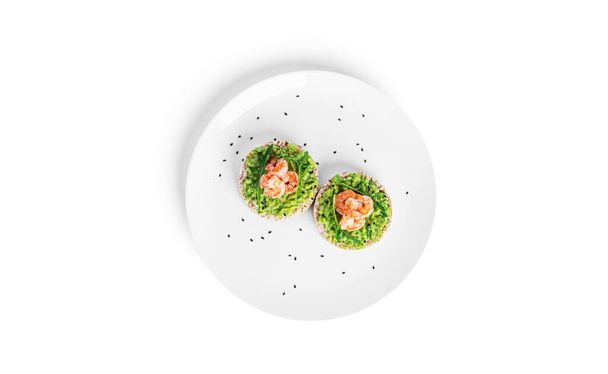 Crispbread sandwich with guacamole, shrimps, salmon, arugula, tomatoes, cucumber isolated on a white background. Bruschetta with avocado. Healthy breakfast. - Foto, afbeelding