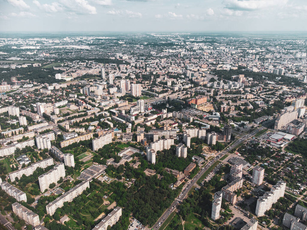 Вид с высоты птичьего полета на зеленый летний центр Харькова, Клочковскую улицу. Многоэтажные современные жилые дома в яркий солнечный день - Фото, изображение