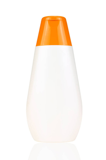 Crème bouteille de lotion isolé fond blanc et chemin de coupe - Photo, image