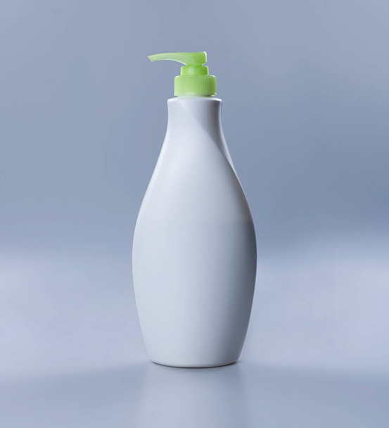 Λευκό μπουκάλι λοσιόν απομονωμένο Λευκό φόντο και μονοπάτι απόξεση - Φωτογραφία, εικόνα