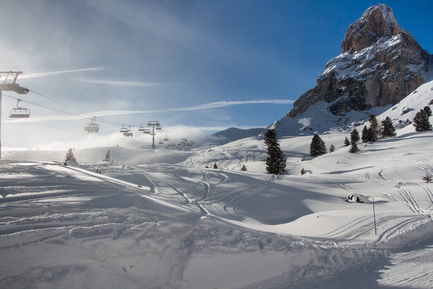 Dolomitler 'in süper kayak yamaçlarından kış manzarası, İtalya' da inanılmaz kayak atlıkarıncaları. - Fotoğraf, Görsel