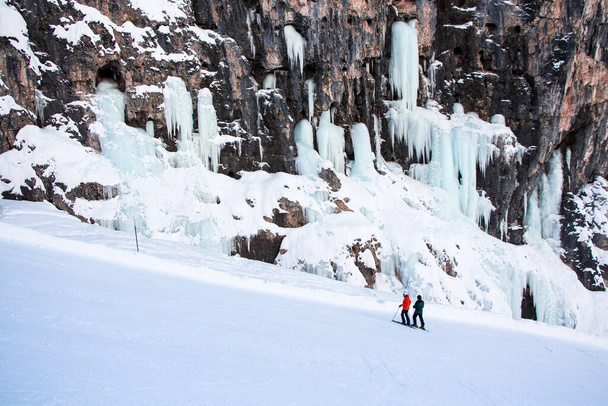 Esquiadores sob a cachoeira congelada, área de esqui de Hidden Valley, Lagazuoi, Armentarola 101, Ski piste, Dolomites, Patrimônio Mundial da UNESCO, Tirol do Sul, Itália, Europa
 - Foto, Imagem