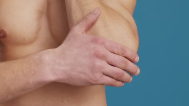 Leczenie bólu stawów. Zbliżenie zdjęcia nierozpoznawalnego mężczyzny nakładającego krem leczniczy na łokieć, cierpiącego na ból - Materiał filmowy, wideo