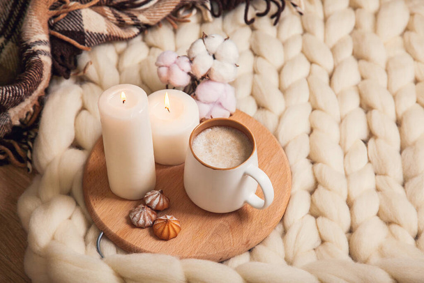 Coupe de cappuccino et biscuits, bougies, carreaux, inscription Accueil sur le fond de couverture de fil épais. L'atmosphère d'accueil et de confort. - Photo, image