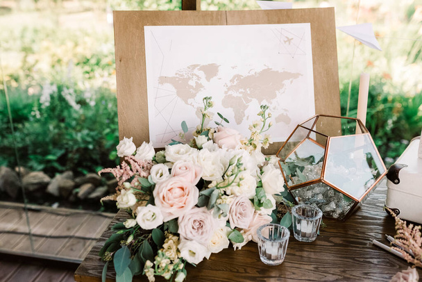 Bir düğünün süslemesi kağıt detaylar ve yumuşak taze çiçeklerle - Fotoğraf, Görsel