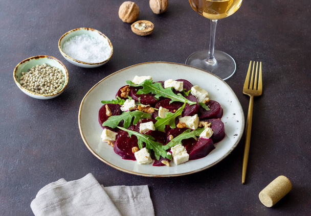 Beetroot salad with cheese, arugula, nuts and honey. Healthy eating. Vegetarian food - Fotoğraf, Görsel