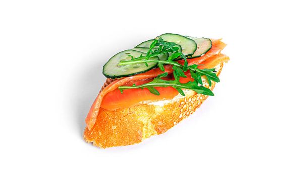 Bruschetta met roomkaas, zalm, komkommer en arugula bladeren geïsoleerd op een witte achtergrond. Toast geïsoleerd. Sandwich geïsoleerd. Sandwich met garnalen, zalm en kaas. - Foto, afbeelding