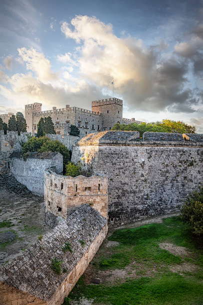 Le palais des grands maîtres domine les toits de la vieille ville fortifiée de Rhodes. - Photo, image
