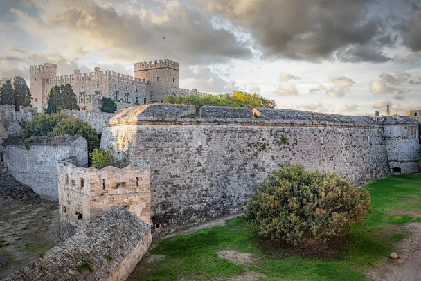 壮大なマスター宮殿はロードス島の城壁旧市街内のスカイラインを支配しています. - 写真・画像