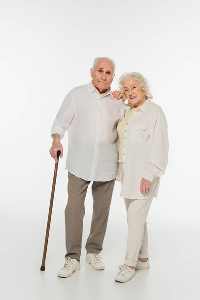idős nő áll férj gazdaság sétapálca fehér - Fotó, kép