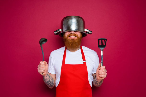 Boldog szakács szakállal és vörös kötény kész főzni - Fotó, kép