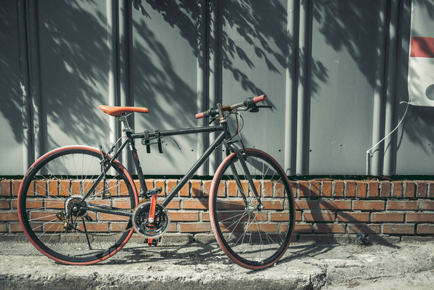staré parkování na kole na vinobraní městské ulice - Fotografie, Obrázek