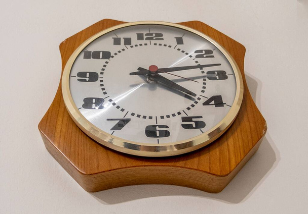 Vintage αναλογικό ρολόι κρέμεται στον τοίχο - Φωτογραφία, εικόνα