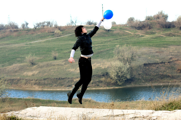 Ragazza che vola su palloncini
 - Foto, immagini