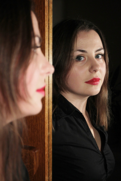 Nainen poseeraa peilin edessä
 - Valokuva, kuva