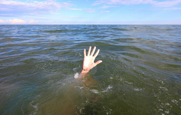рука человека, который опасно тонет под морской водой и никто не помогает ему символом трудностей серьезный кризис банкротства - Фото, изображение