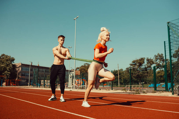 Junges Paar treibt Sport mit Sportgummibändern - Foto, Bild