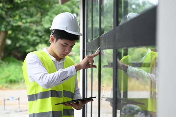 Controllo ispettore edile con tablet presso nuova proprietà. - Foto, immagini