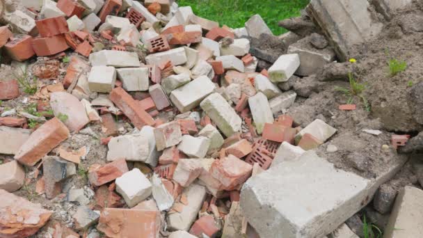 Briques cassées volant dans la décharge de tas de déchets de construction - Séquence, vidéo