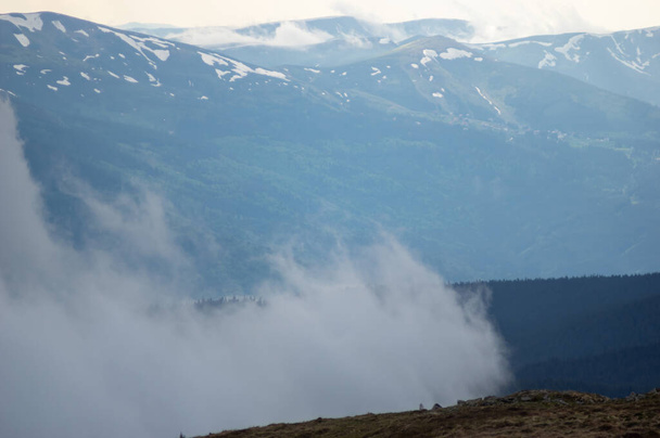 Mist op een bergketen in de Karpaten. Prachtig landschap - Foto, afbeelding