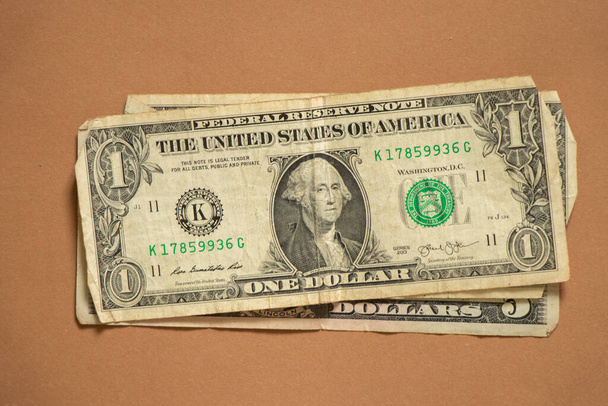 1 dolar kahverengi kağıda, işletme finansmanına, dolarlara yatar - Fotoğraf, Görsel