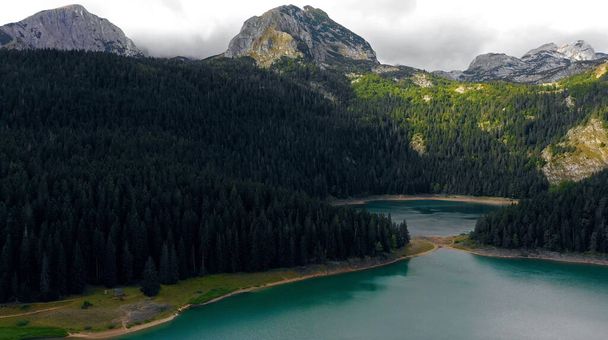 Aerial view a bewitching view of a mountain lake with forest - Foto, Bild