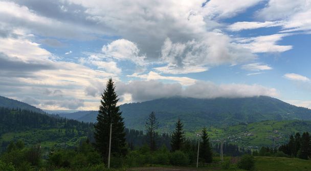 Wolken over Trostiaanse bergtop in Slavsko stad op Oekraïense Karpaten - Foto, afbeelding