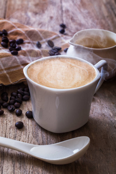Cappuccino vagy tejeskávé kanállal - Fotó, kép