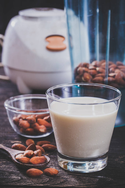 Almonds milk with blender almonds - Foto, afbeelding