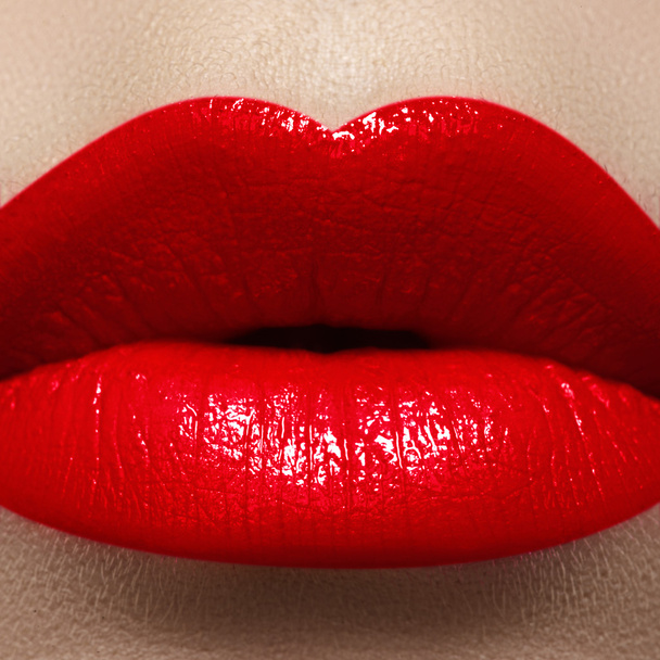 Close-up of woman's lips with bright fashion lipstick make-up - Foto, afbeelding