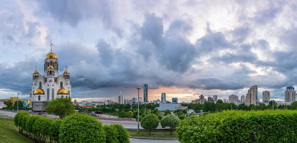 Temple in spring or summer in dramatic cloudy sunset light. Panorama of spring or summer Yekaterinburg. Temple on Blood, Yekaterinburg, Russia - Фото, зображення