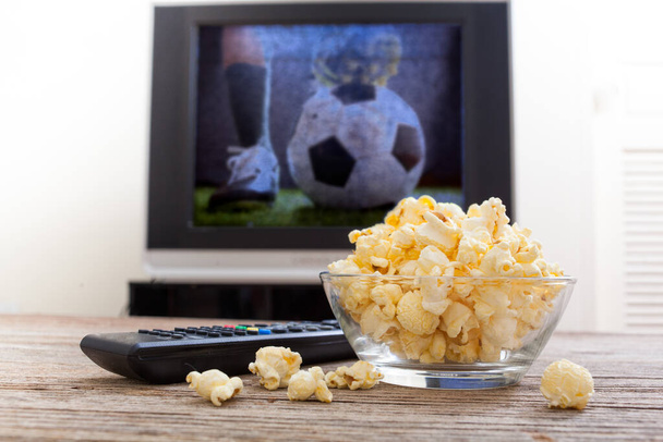Popcorn pro sledování fotbalu v živé televizi. - Fotografie, Obrázek