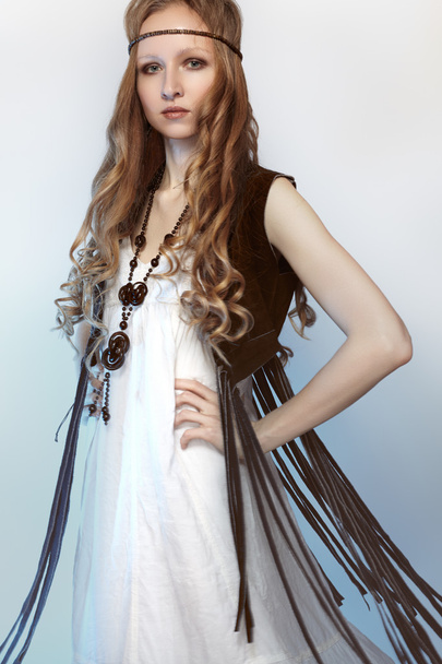 Bohème-Frau in Frühlings- und Sommerkleidung mit schönen Accessoires, natürlichem Make-up und glänzender Frisur. Mode-Hippie-Stil. lange lockige Haare - Foto, Bild