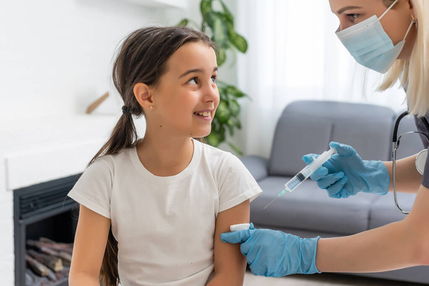 O médico faz uma vacinação infantil - Foto, Imagem