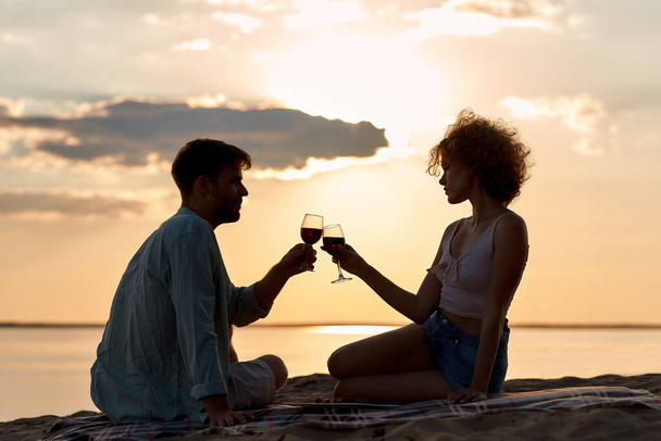 Beautiful young caucasian couple drinking red wine - Foto, Imagem