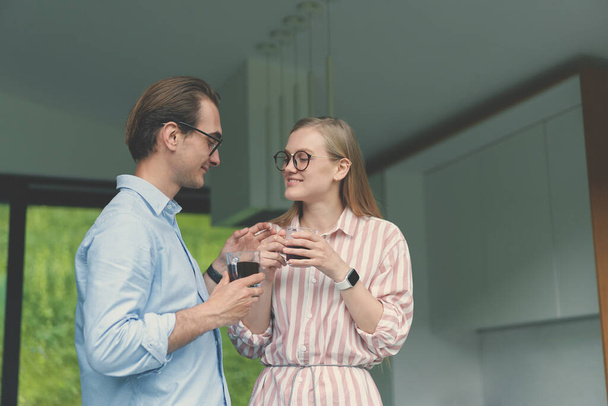 Молода пара п'є каву і обговорює сімейний бізнес на кухні
 - Фото, зображення