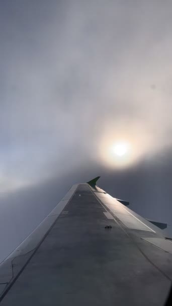 Uitzicht vanuit het raam vliegend vliegtuig naar de prachtige wolken. Luchtvervoersconcept - Video