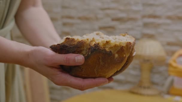 рекламные снимки, девушка испекла хлеб, она режет его ножом, ломает его руками, нюхает, пахнет замечательно. ассоциация с детством и родительским домом. Prores422. - Кадры, видео