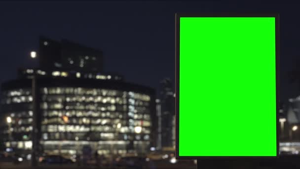 Cartelera de pantalla verde en una carretera concurrida con tráfico, luces de neón - Metraje, vídeo