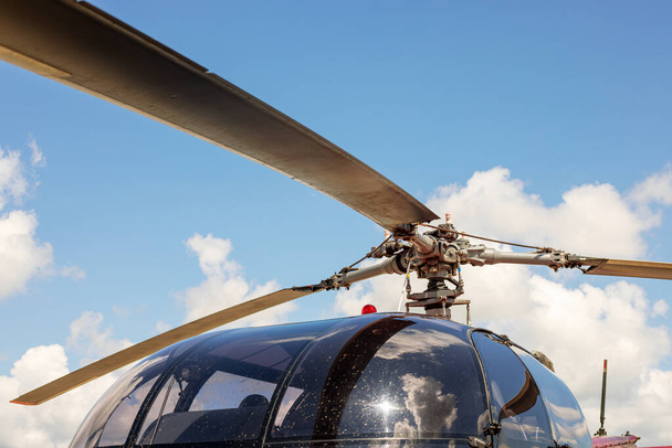 Egy helikopter töredéke. Helikopter propeller a felhős égbolton. Helikopter propeller. A helikopter rotorának része. - Fotó, kép