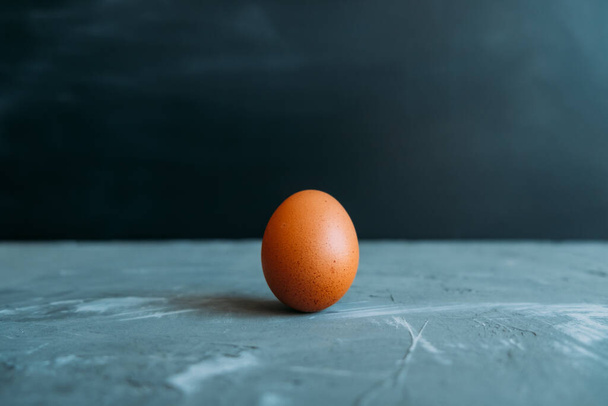 Cáscara de huevo agrietada sobre fondo negro. Huevo partido por la mitad. - Foto, imagen
