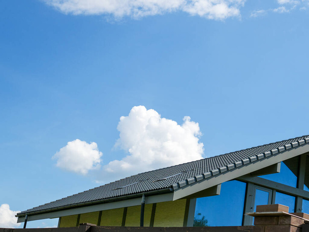 Фрагмент металочерепичного даху з двома вікнами
. - Фото, зображення