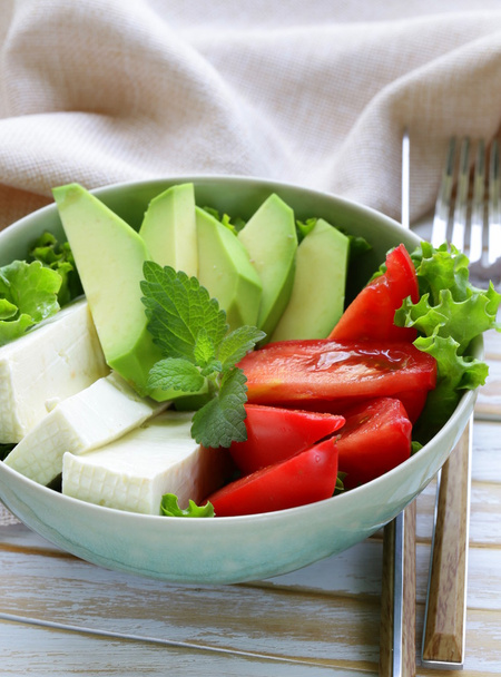 insalata in stile asiatico con tofu, avocado e pomodoro
 - Foto, immagini